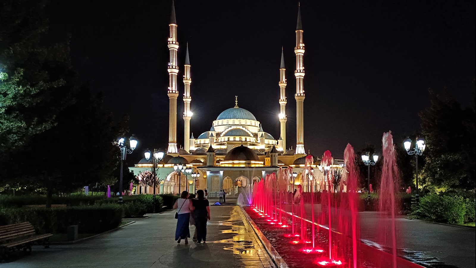 Город назвали грозным. Мечеть «сердце Чечни». Парк мечети сердце Чечни в Грозном. Мечеть сердце Чечни ночью. Белая мечеть в Грозном.